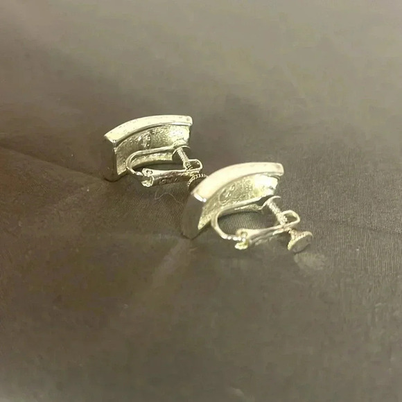 Vintage Signed NAPIER Silvertone Oblong screw back Earrings - Picture 2 of 4